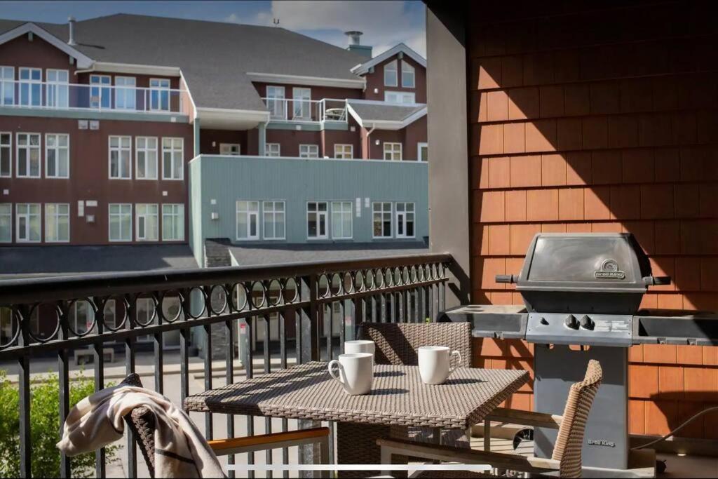 Cozy One Bedroom Condo With Indoor Pool And Hottub Канмор Экстерьер фото